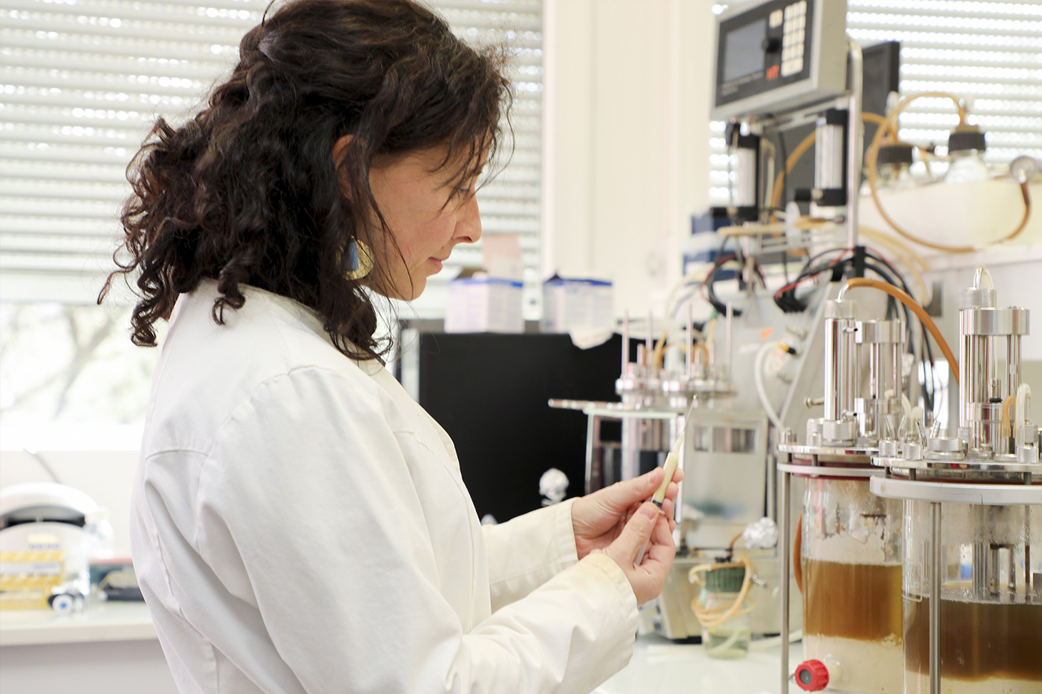 Une chercheuse en blouse blanche dans un laboratoire